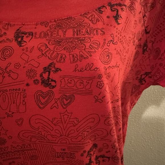 Ben Sherman x The Beatles Women’s Red Graphic Tee Size L Sgt Pepper 2004 NWT - Picture 2 of 7